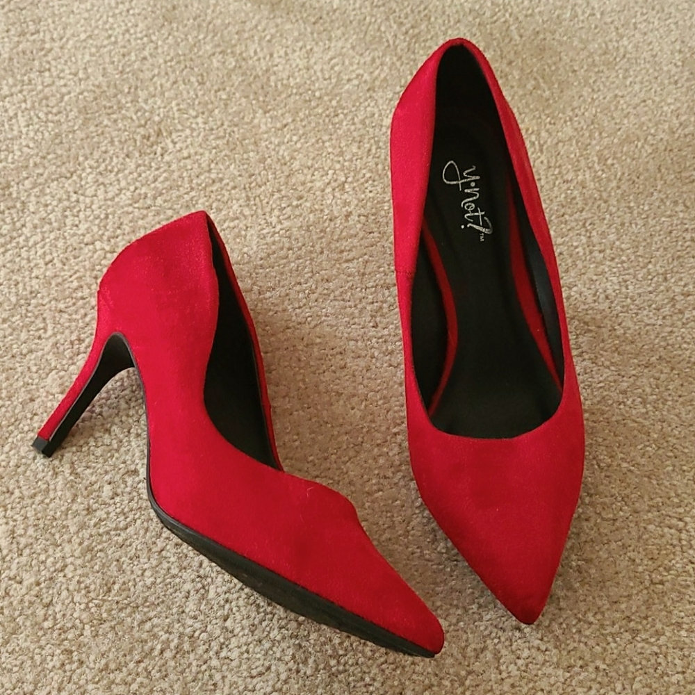 Red pumps